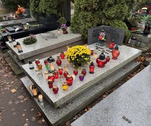 Grób Jerzego Urbana w Zaduszki. Niewiarygodne, co mu położyli na płycie!