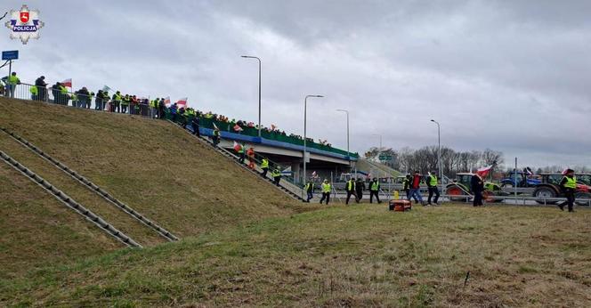 Rolnicy z woj. lubelskiego blokują drogi w regionie. Na protestującymi czuwa policja 