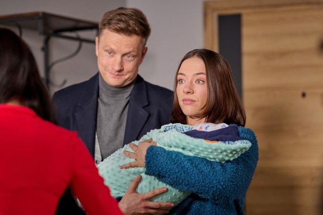 Na Wspólnej odc. 4019: Julka (Maja Oświecińska), Igor (Jakub Wesołowski), Ania (Sonia Mietielica), synek (Kazio Wierzbicki)