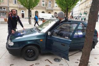 Samochód zaparkowany na placu 5 rogów