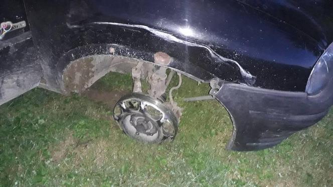 Wieliczka. Policyjny pościg za kierowcą opla. 23-latek zdemolował inne samochody