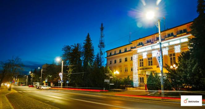 Bełchatów: Miasto rozbłysło tysiącem światełek! Bożonarodzeniowe iluminacje robią wrażenie 