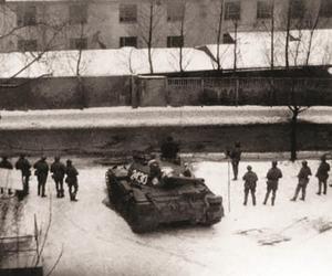 Pacyfikacja kopalni „Wujek”. Jeden z czołgów przygotowuje wyłom w murze kopalni, Katowice, 16 grudnia 1981 r. 
