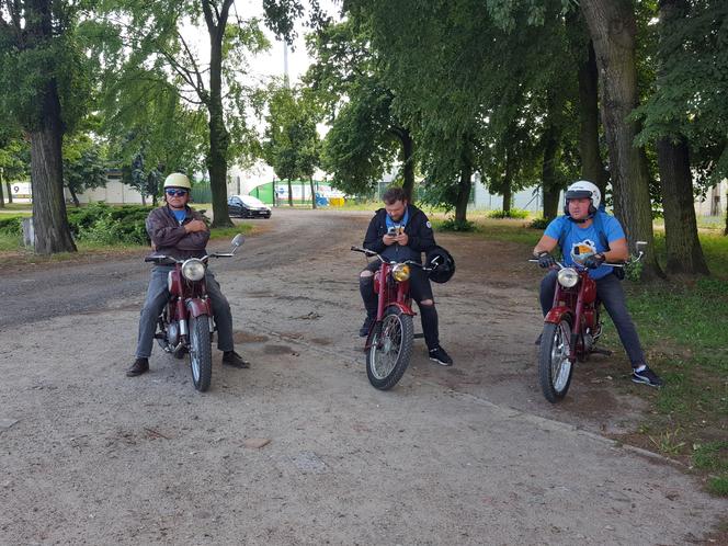 Osy kręciły kółka na stadionie żużlowym w Lesznie. Ogólnopolski zlot skuterów Osa Osieczna-Leszno 