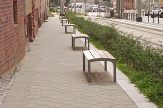 Wysyp ławek na ulicy Boguchwaly