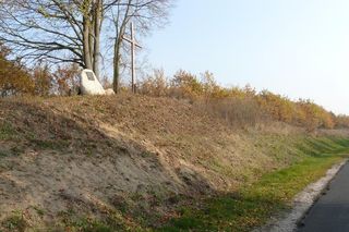 Pomnik bitwy pod „Drzu (1091) przy drodze z Drzycimia do Gródka - tablica z napisem.