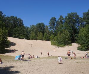 To jedno z największych jezior w Olsztynie. Kusi turystów piaszczystymi plażami
