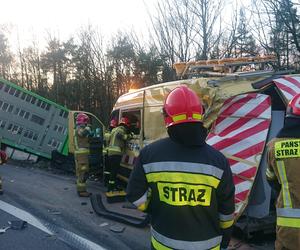 Koszmarny wypadek na A4 w Jaworznie. Ciężarówka wjechała samochód 