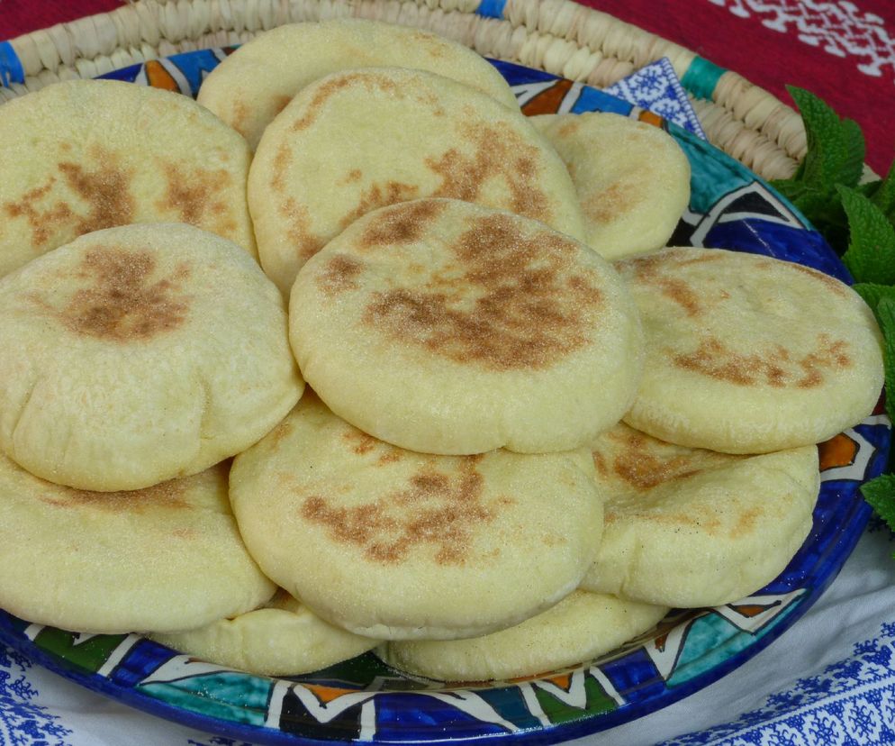 Marokańskie chlebki nadziewane mięsem mielonym - prosty przepis na pyszne batbout z patelni