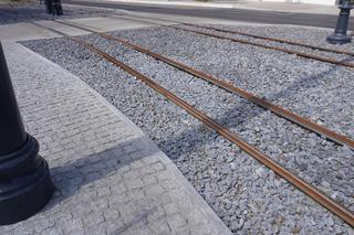 Zmiany na gorsze po remoncie ul. Cmentarnej? Znacznie zwężono chodnik przy nieogrodzonym torowisku