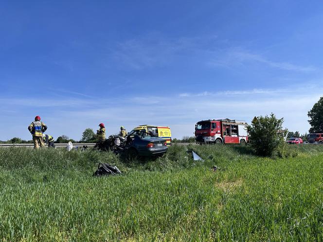 Potworny wypadek w Brwinowie. Czołowe zderzenie ciężarówki z BMW. Lekarze kilkadziesiąt minut walczyli o życie kierowcy