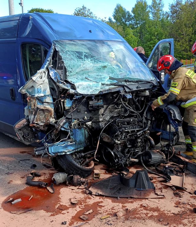 Zderzenie lokomotywy z busem pod Brzezinami. Fatalny wypadek na przejeździe kolejowym