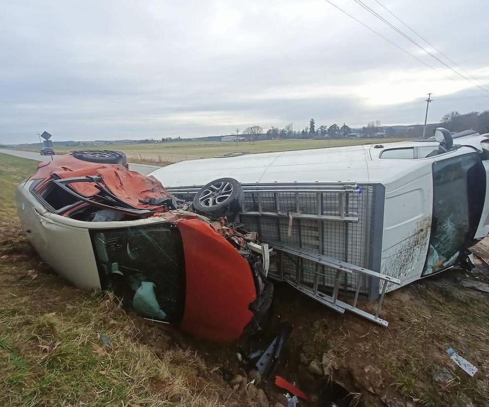 Bus zderzył się z osobówką na skrzyżowaniu w pow. krasnostawskim