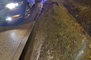 Koszmarny finał driftów we Włochach. Auto w rowie i potrącony człowiek