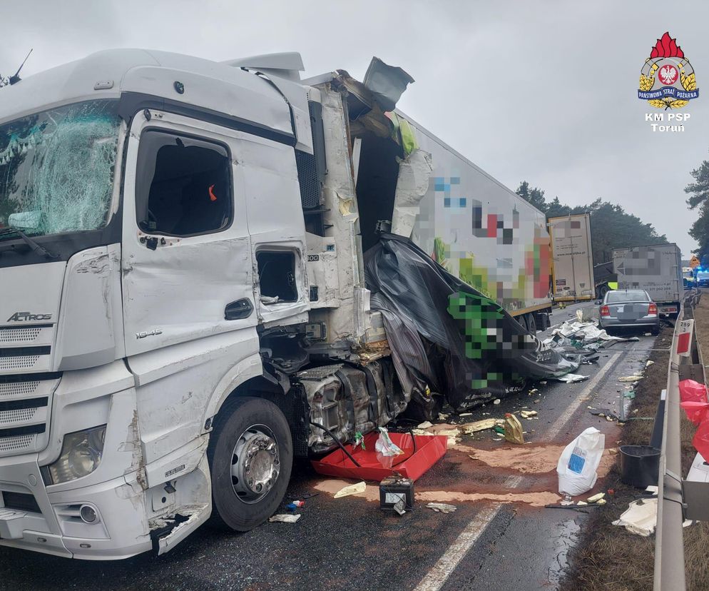 Wypadek na D10 pomiędzy Bydgoszczą a Toruniem. Zderzyły się cztery pojazdy. Jedna osoba nie żyje [ZDJĘCIA]