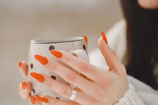 Ten kolor paznokci to hit tego lata. Swoją nazwę zawdzięcza popularnemu napojowi 