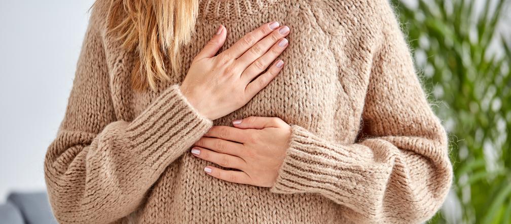 zbliżenie na klatkę piersiową kobiety