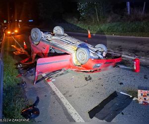 Seicento wpadło w poślizg na łuku drogi i dachowało. W środku 18-latek i pasażerka