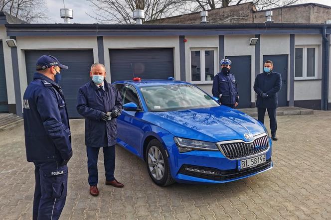 Nieoznakowany radiowóz Skoda Superb w łomżyńskiej policji