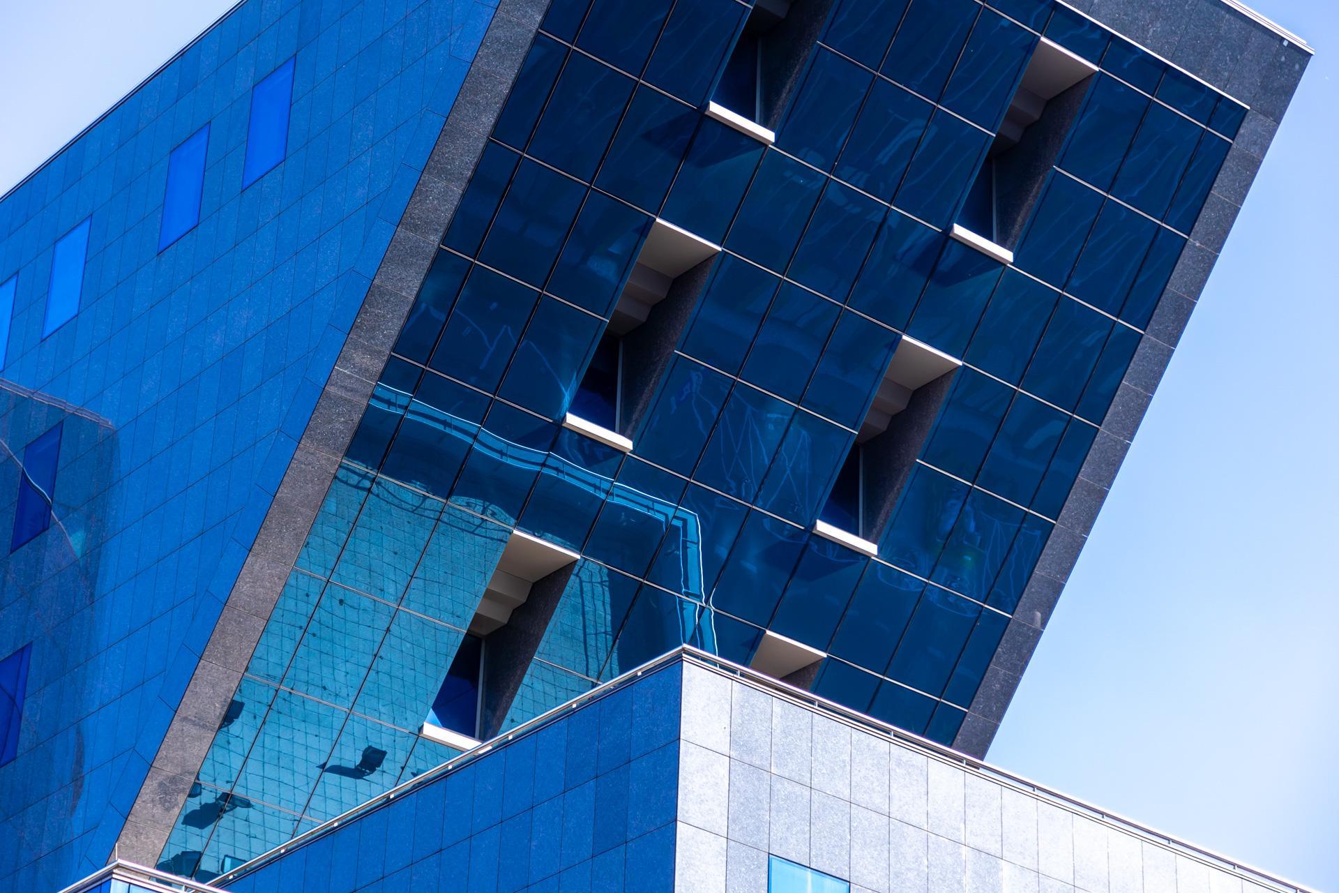 Biurowiec w kształcie czajnika stoi w Warszawie - zdjęcia. Zobacz, jak wygląda