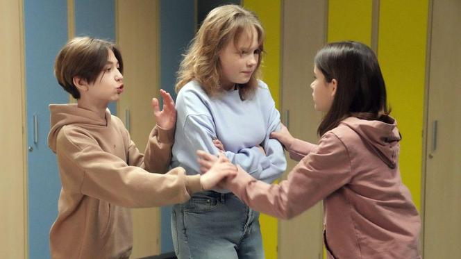 Barwy szczęścia odc. 3027. Emilka (Jessica Frankiewicz), Alina (Iga Czechowicz), Emil (Artem Malaszczuk)