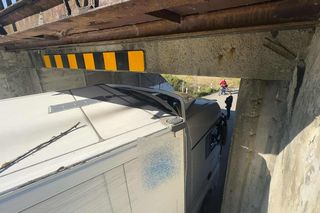 40-tonowy tir utknął pod wiaduktem w Tarnowie. Kierowcę zwiodła nawigacja