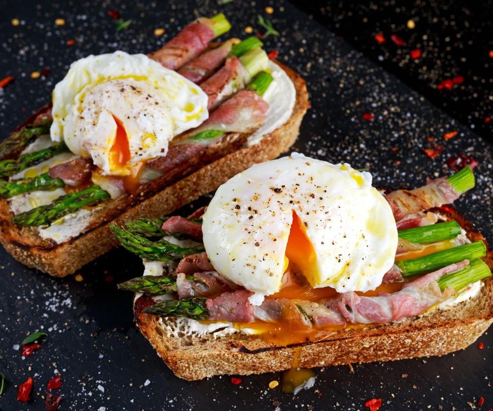 tosty ze szparagami i twarogiem