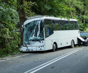 Autokar uderzył w drzewo na drodze w Przełęczy Kowrarskiej 