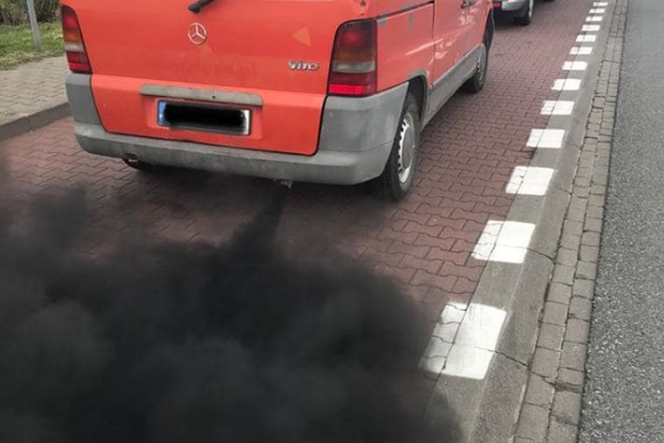 Poznań: Dostawczy Mercedes, a za nim kłęby czarnego dymu! Takie auta jeżdżą po ulicach!