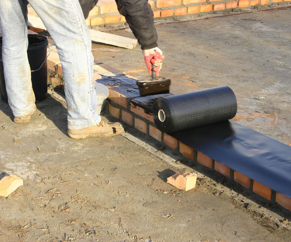 Hydroizolacja fundamentów bez błędów – jaką masę bitumiczną wybrać?
