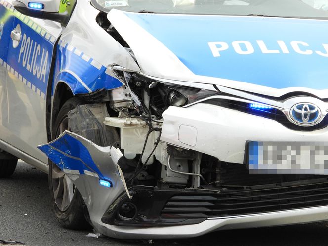   Zderzenie radiowozu z autem na Białołęce. Jeden policjant do szpitala