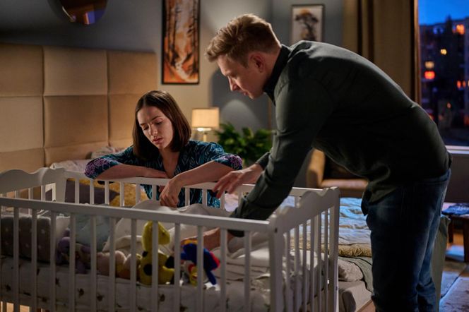 	Na Wspólnej odc. 4054. Ania (Sonia Mietielica), Igor Nowak (Jakub Wesołowski), ich syn Jaś (Kazio Wierzbicki)