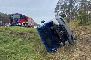 Wypadek na S10 w Brzozie. Auto przewróciło się na bok