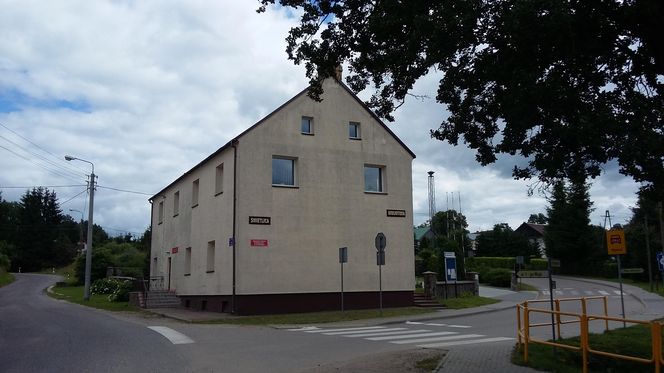 Sawny hotel św. Huberta - II wojna sw. ośrodek szkoleniowy dywersantów - obecnie biblioteka i świetlica