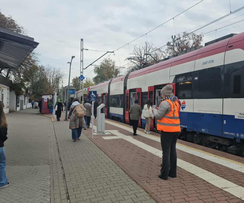 Duże zmiany dla podróżujących koleją pod Warszawą. Uruchomiono zastępczą komunikację autobusową
