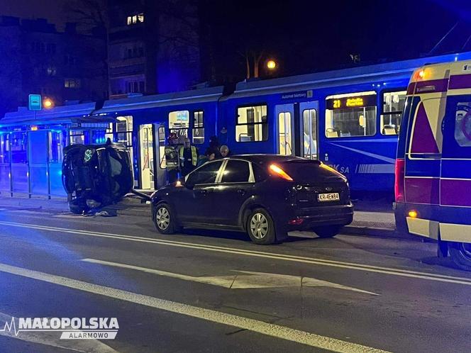 Bardzo poważny wypadek w Krakowie. Zderzenie w okolicy przystanku