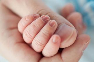 Odruch chwytania u noworodka i umiejętność chwytania u niemowlęcia