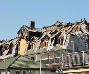  Zniszczenia bloku mieszkalnego po pożarze w Ząbkach