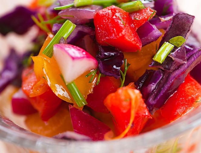 Purpurowa pokusa, czyli sałatka z czerwonych warzyw z aromatycznym sosem gorczycowym