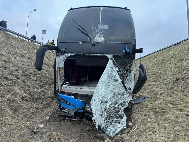 Autokar staranował barierki i spoczął w rowie. 65 pasażerów utknęło na autostradzie A4