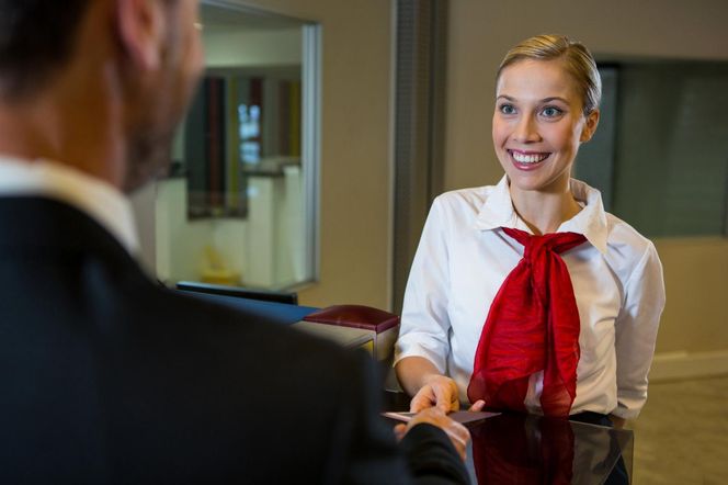 3. Hostessa i pracownik obsługi eventowej