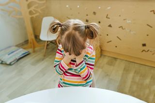 Karny jeżyk nie uczy, a może ranić. Jak wspierać dziecko w trudnych emocjach?