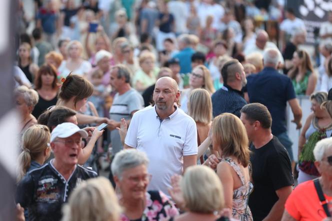 Potańcówka pod Teatrem Śląskim w Katowicach. Tłumy wręcz oszalały ZDJĘCIA