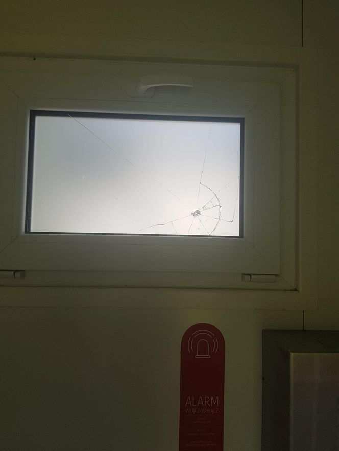Dewastacja toalety publicznej w Piekarach