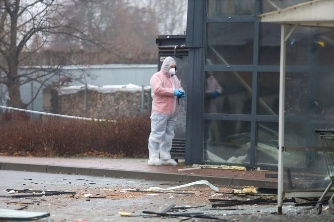 Huk, chaos i... pusta kasa! Złodzieje wysadzili bankomat i uciekli bez łupu!