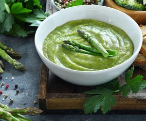 Zupa krem ze szparagów – aksamitna, wiosenna zupa z klasą. Sprawdź przepis, który zawsze się udaje!