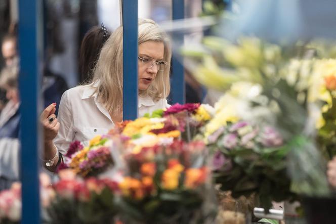 Małgorzata Wassermann na zakupach na bazarku w Krakowie