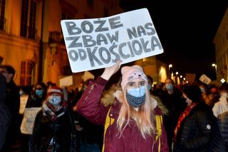 Strajk kobiet w Iławie. Ostre starcie pod kościołem. Kryjecie pedofili [WIDEO]
