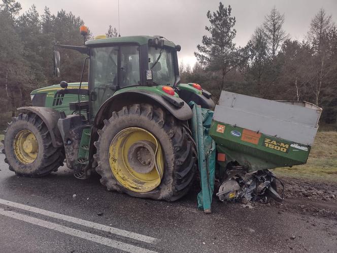 Biały Bór. Śmiertelny wypadek na drodze krajowej nr 25. Dwóch mężczyzn zginęło w zderzeniu z ciągnikiem 