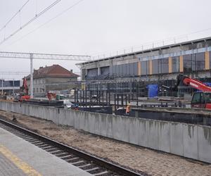 Postępują prace nad konstrukcją budynku Dworca Głównego w Olsztynie. Perony niemal na ukończeniu [ZDJĘCIA]